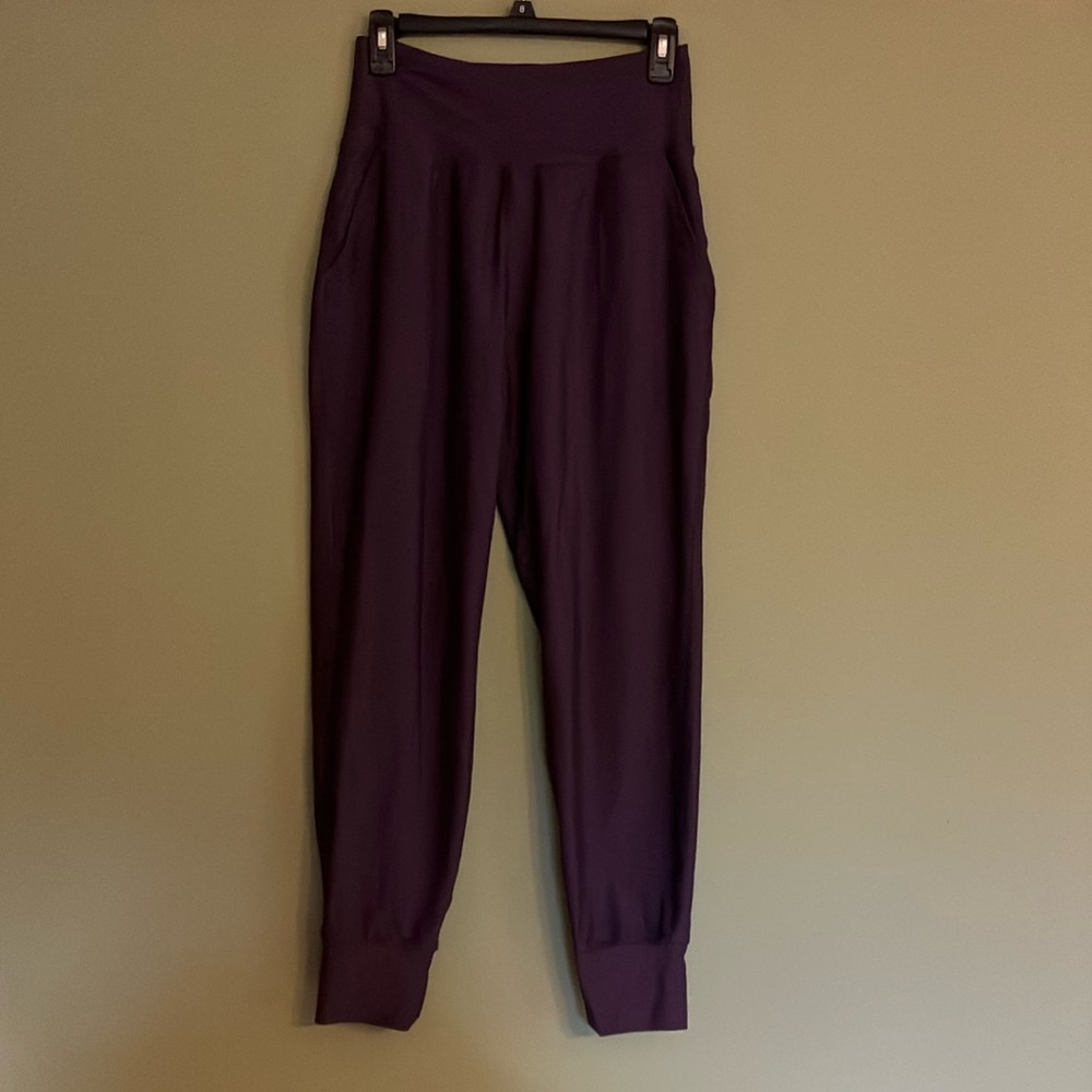 Old Navy women’s high rise activewear joggers size M bundle of 2 (navy, purple)